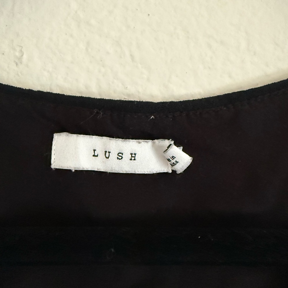 Lush‎ Cotton tie-front top with a ruffled and ruched hem and v-neckline - Picture 6 of 10